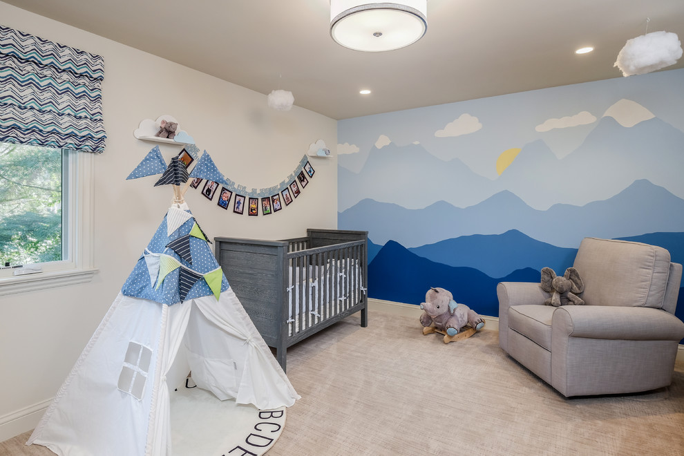 Immagine di una cameretta per neonato mediterranea con pareti multicolore, moquette e pavimento beige