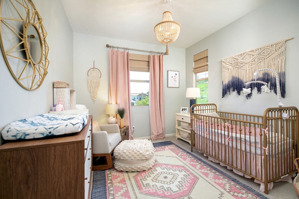 Modelo de habitación de bebé niña tradicional renovada con paredes grises, moqueta y suelo gris
