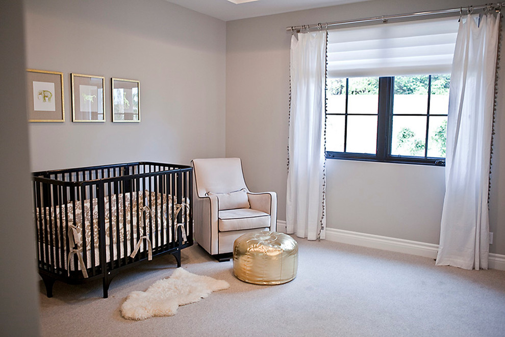 Imagen de habitación de bebé niña clásica renovada de tamaño medio con paredes grises y moqueta
