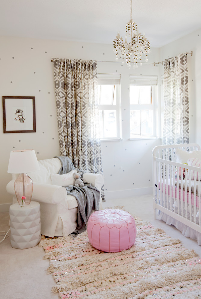 Modelo de habitación de bebé ecléctica con paredes multicolor y moqueta