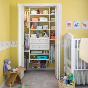 Cette photo montre une chambre de bébé neutre chic de taille moyenne avec un mur jaune, moquette et un sol gris.