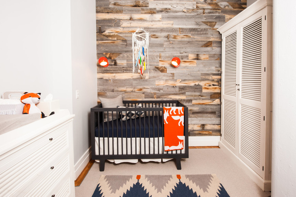 Neutrales Uriges Babyzimmer mit grauer Wandfarbe, braunem Holzboden und braunem Boden in Grand Rapids