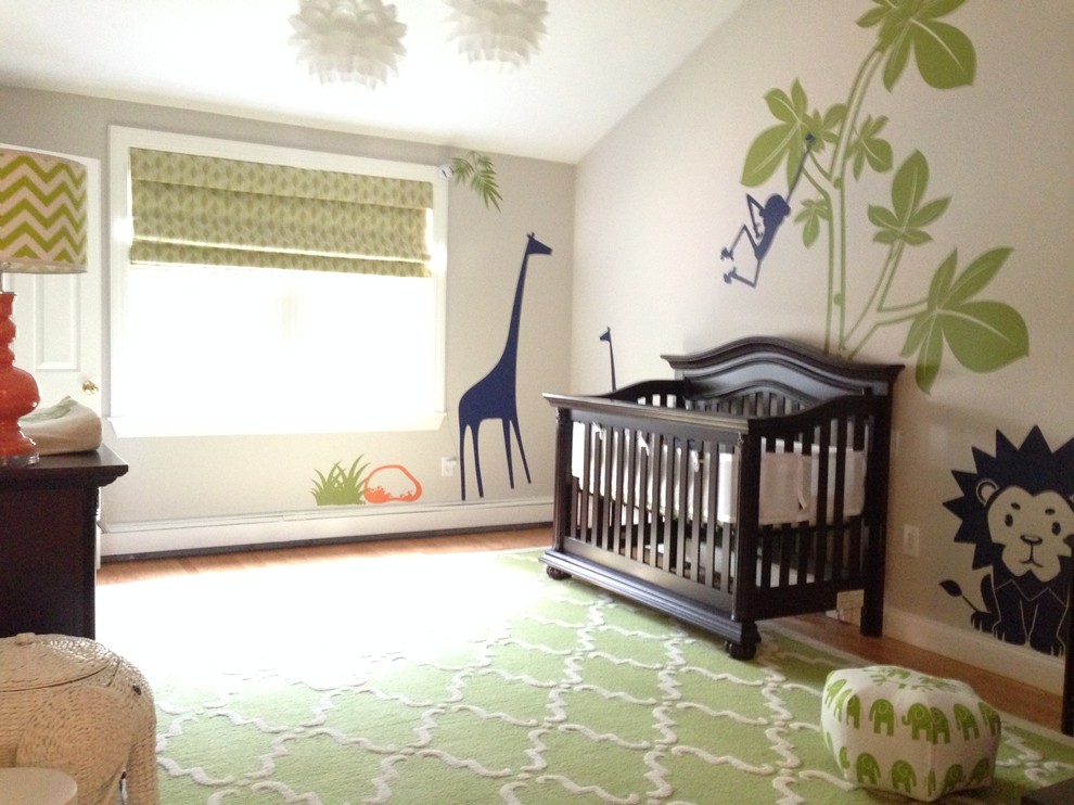 Cette image montre une chambre de bébé design.
