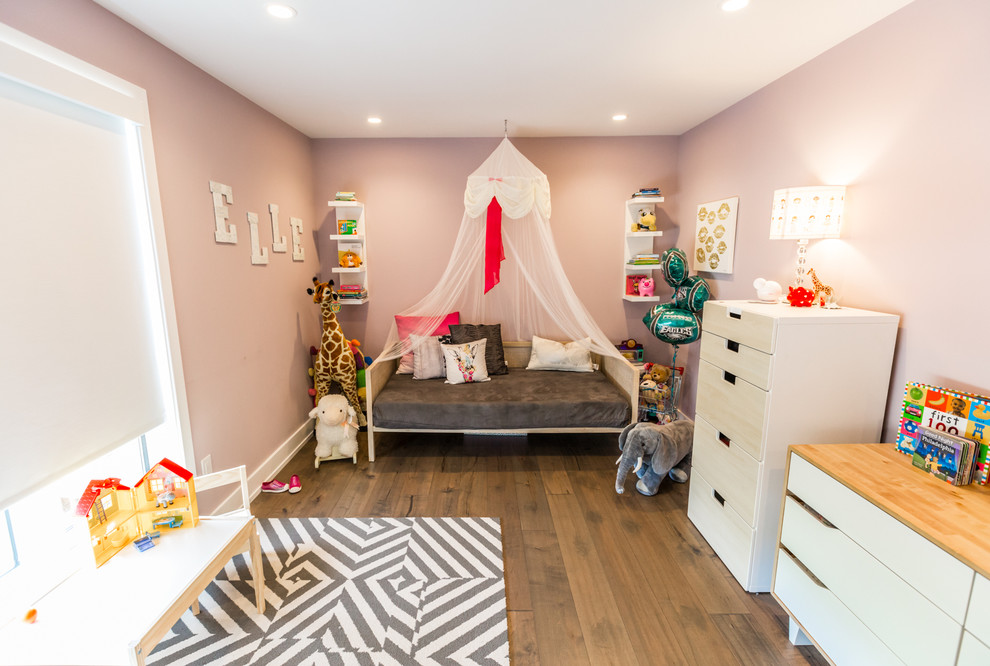 Идея дизайна: комната для малыша среднего размера в стиле фьюжн с розовыми стенами, паркетным полом среднего тона и коричневым полом для девочки