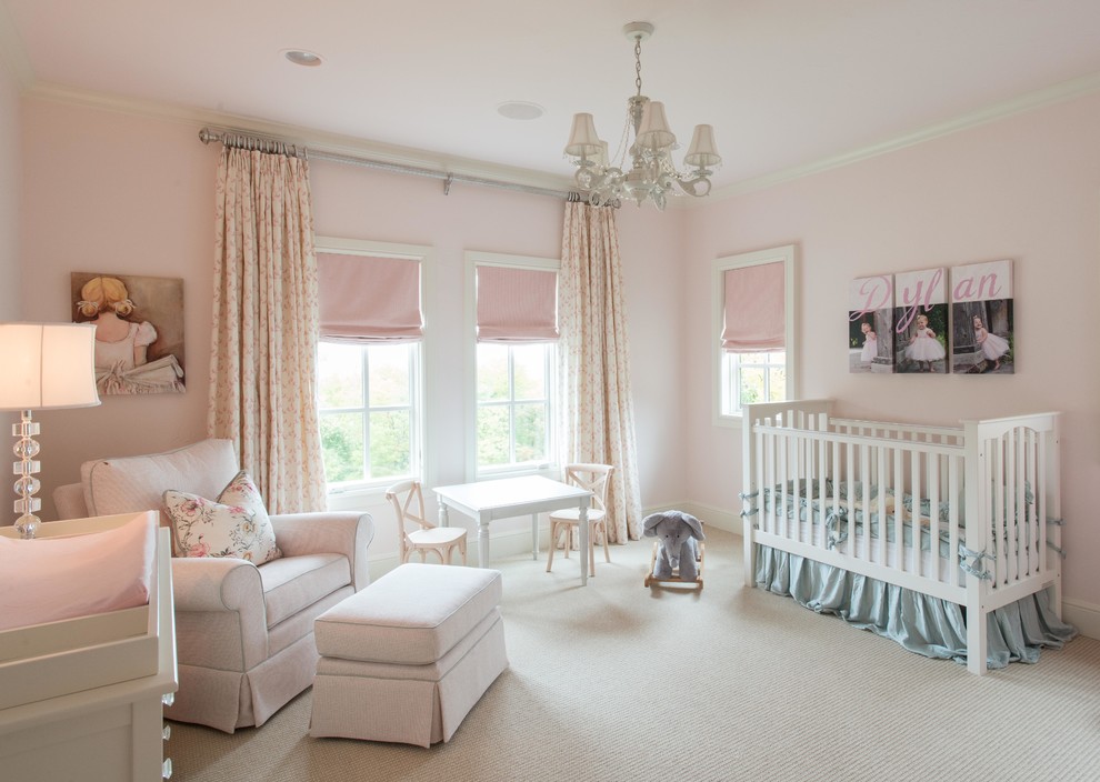 Aménagement d'une chambre de bébé fille classique avec un mur rose et moquette.