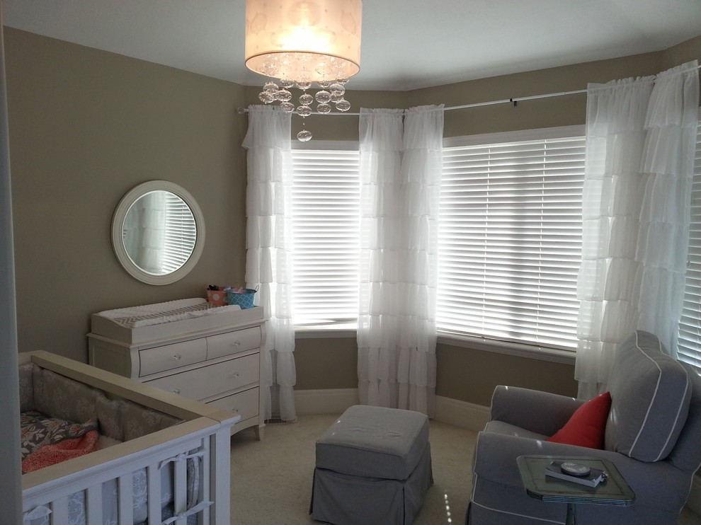 Idée de décoration pour une chambre de bébé fille style shabby chic de taille moyenne avec un mur marron et moquette.