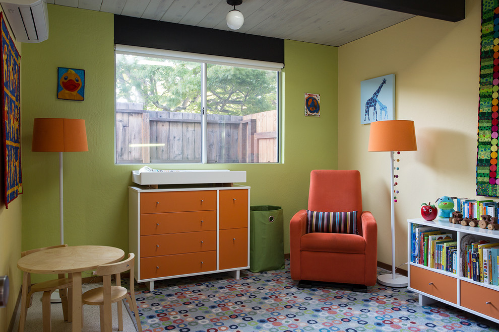 Стильный дизайн: нейтральная комната для малыша в стиле ретро с зелеными стенами - последний тренд