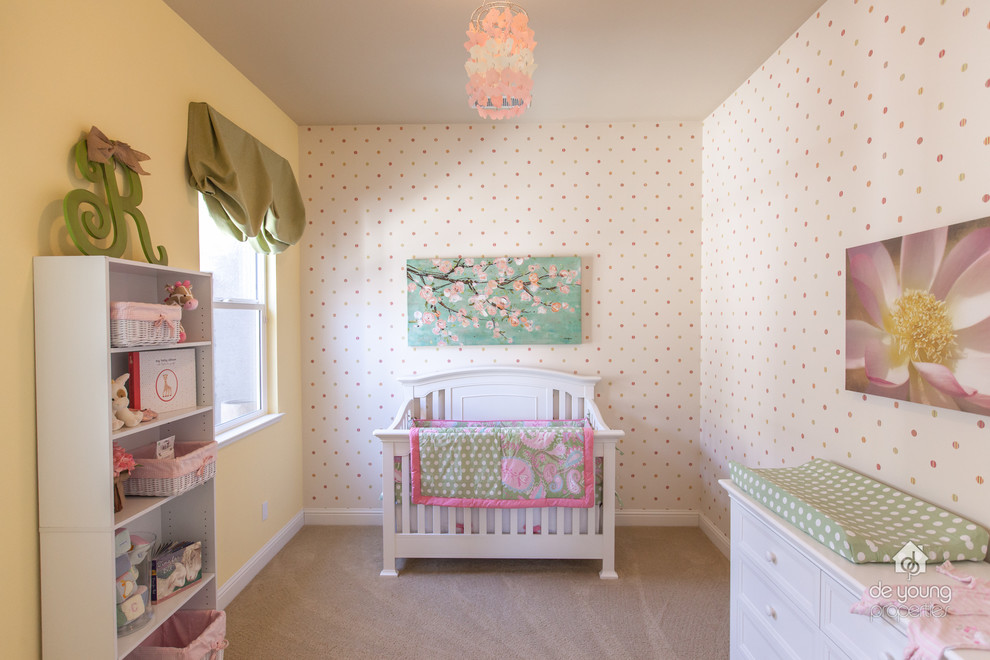 Cette photo montre une chambre de bébé fille chic de taille moyenne avec un mur multicolore, moquette et un sol beige.