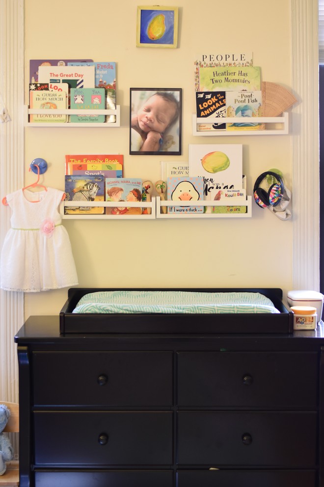 Imagen de habitación de bebé niña romántica pequeña con paredes verdes