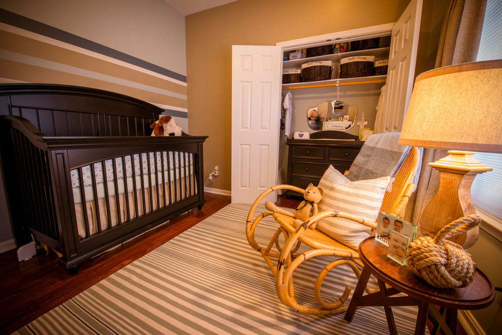 Foto de habitación de bebé niño clásica renovada de tamaño medio con paredes beige y suelo de madera oscura