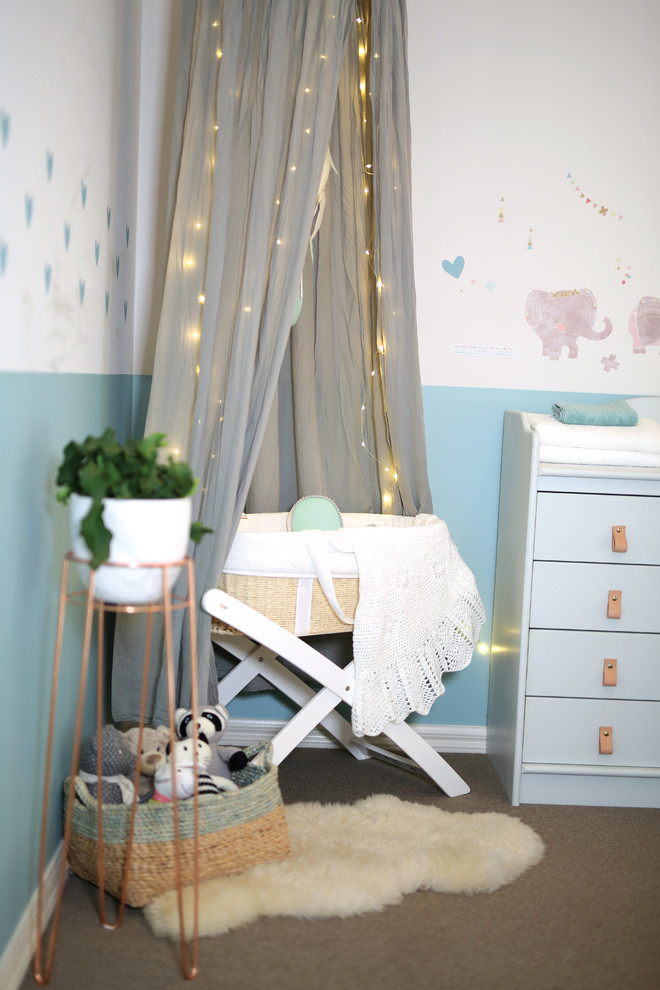 На фото: маленькая нейтральная комната для малыша в современном стиле с разноцветными стенами и ковровым покрытием для на участке и в саду