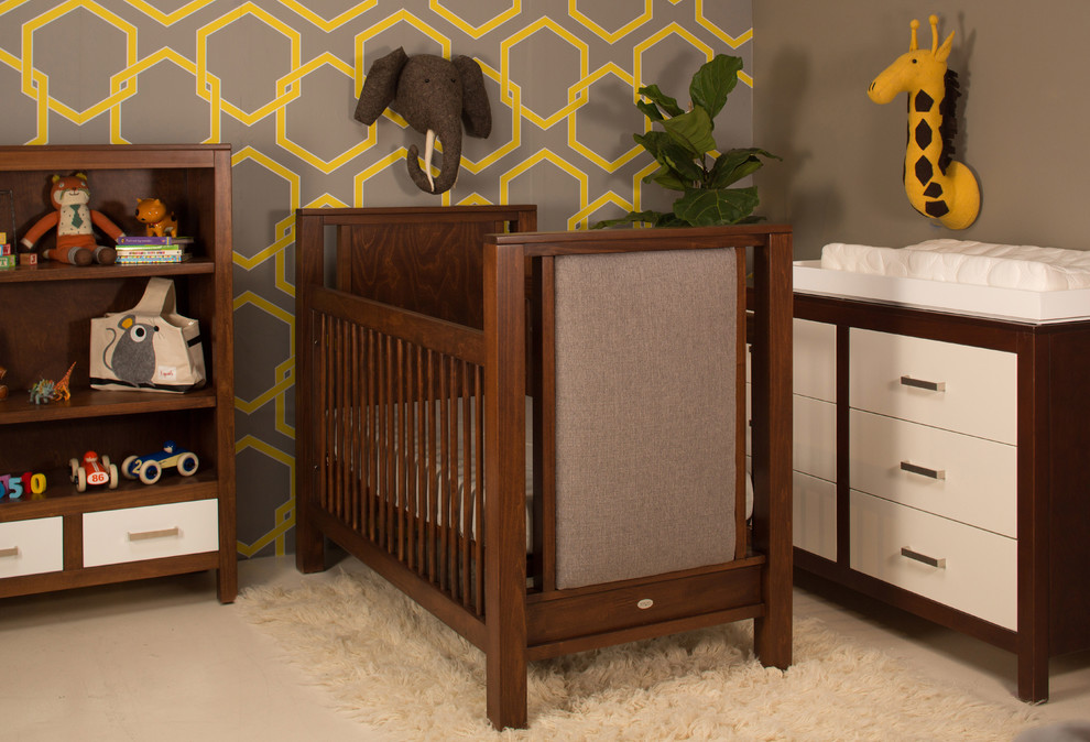 Exemple d'une chambre de bébé neutre moderne de taille moyenne avec un mur beige et moquette.