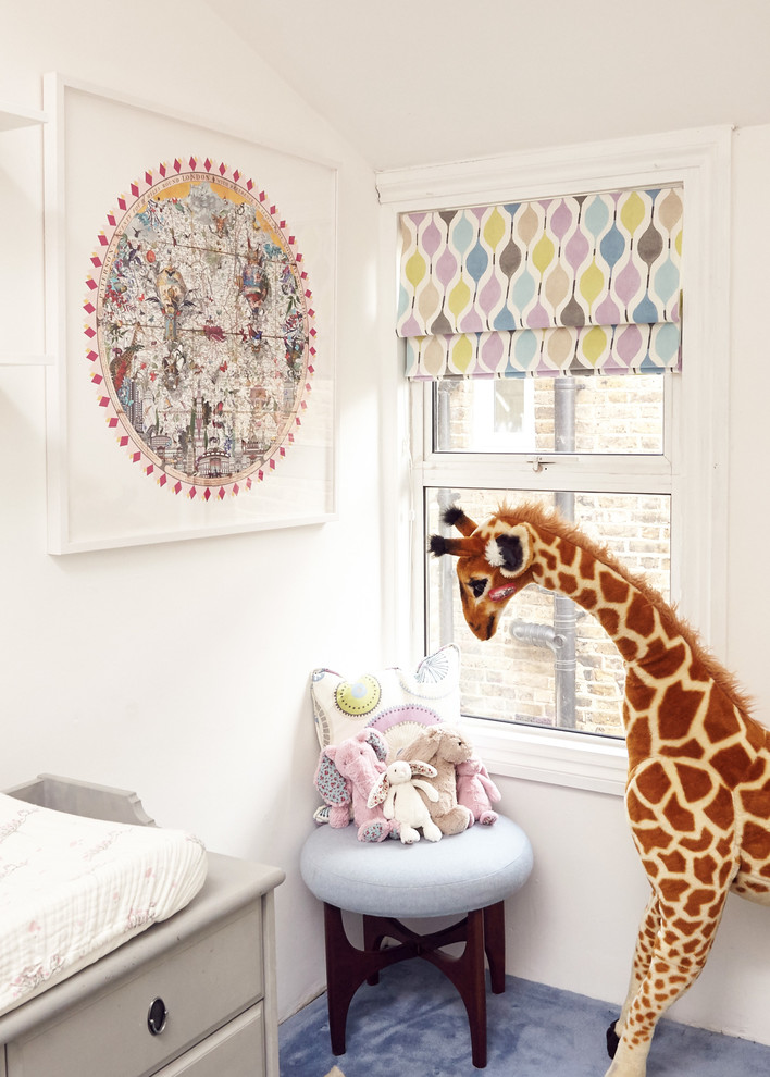 На фото: комната для малыша среднего размера в современном стиле