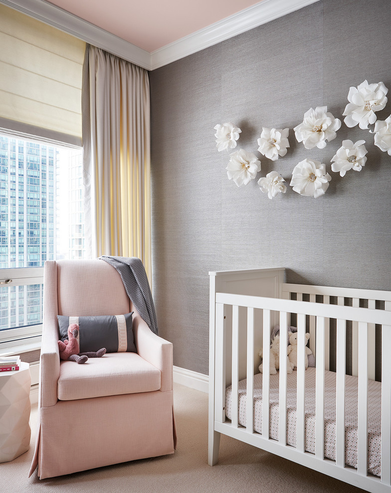 Пример оригинального дизайна: комната для малыша с серыми стенами, ковровым покрытием и бежевым полом для девочки
