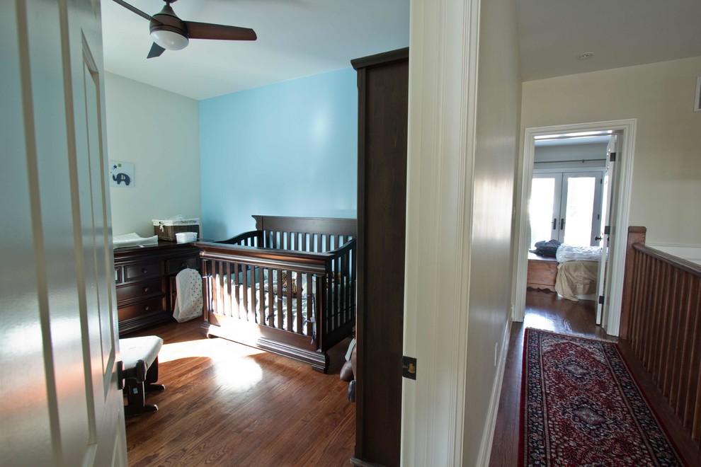 На фото: комната для малыша среднего размера в классическом стиле с синими стенами и паркетным полом среднего тона для мальчика с