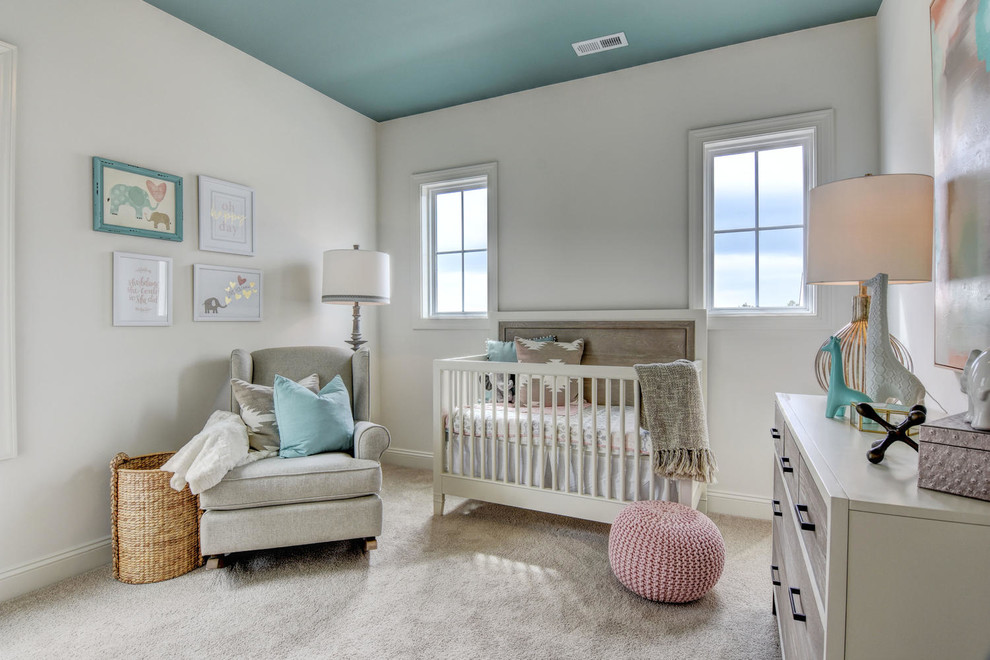 Cette photo montre une chambre de bébé neutre chic de taille moyenne avec un mur blanc, moquette et un sol beige.