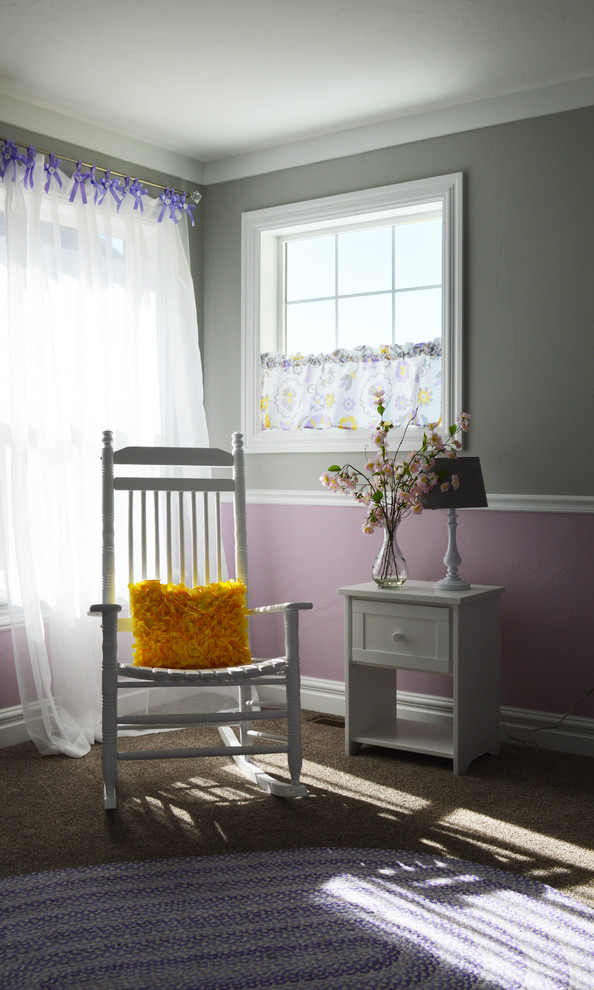 Cette photo montre une chambre de bébé fille chic de taille moyenne avec un mur violet et moquette.