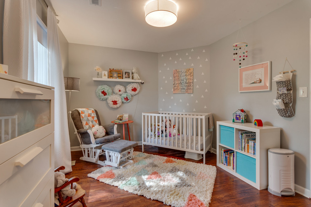 Neutrales Klassisches Babyzimmer mit grauer Wandfarbe, dunklem Holzboden und braunem Boden in Nashville