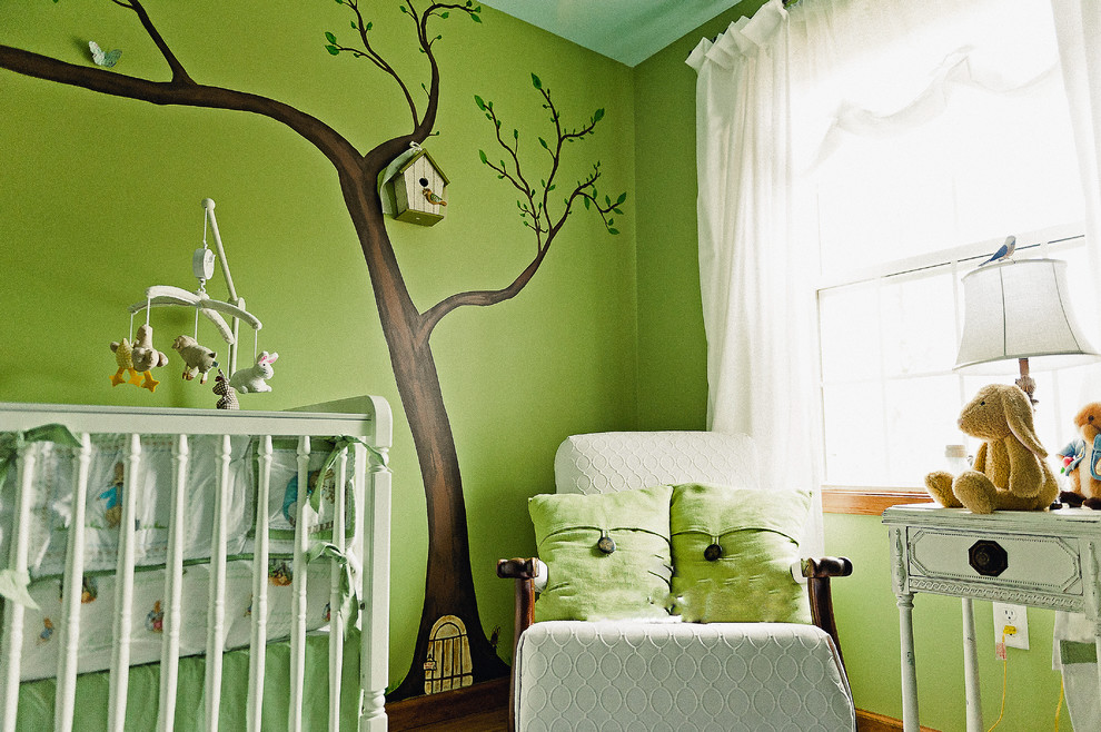 Идея дизайна: маленькая комната для малыша в стиле шебби-шик для на участке и в саду