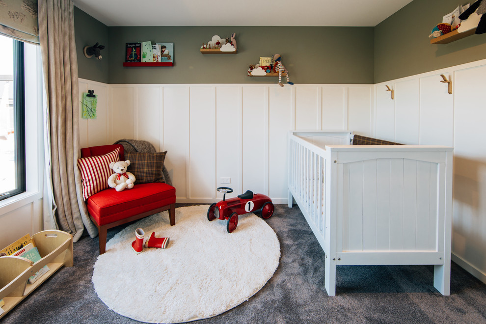 クライストチャーチにあるトラディショナルスタイルのおしゃれな赤ちゃん部屋 (マルチカラーの壁、カーペット敷き、男女兼用、グレーの床) の写真