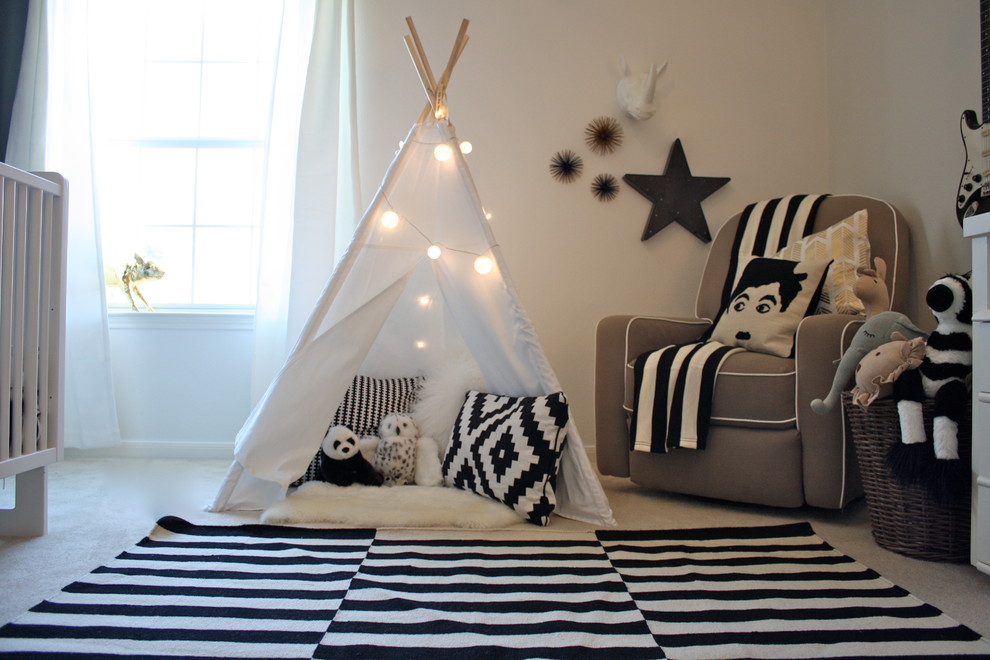 На фото: нейтральная комната для малыша в современном стиле с белыми стенами и ковровым покрытием