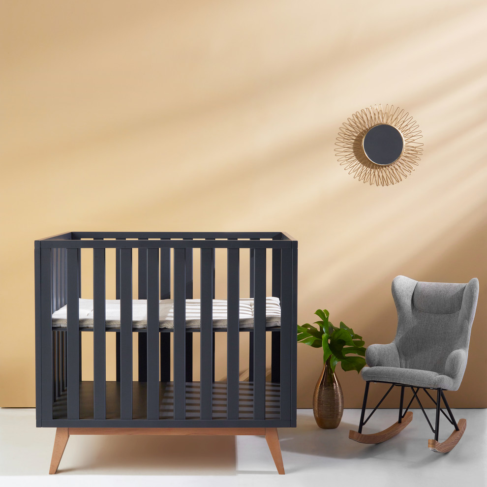 Inspiration pour une chambre de bébé neutre design de taille moyenne avec un mur multicolore, sol en béton ciré et un sol gris.