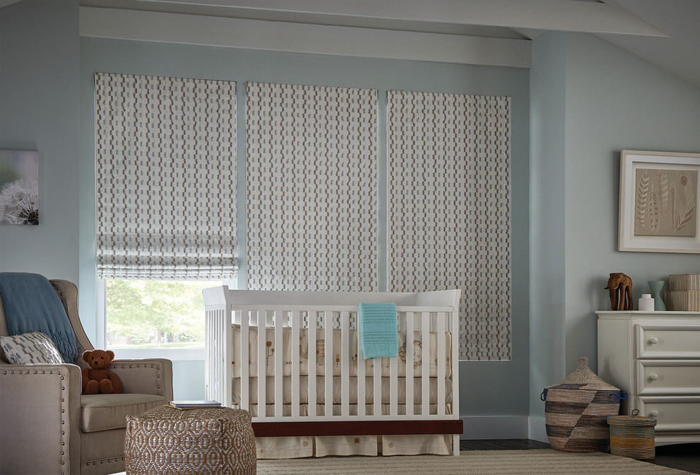 Cette image montre une chambre de bébé garçon traditionnelle de taille moyenne avec un mur bleu, parquet foncé et un sol marron.