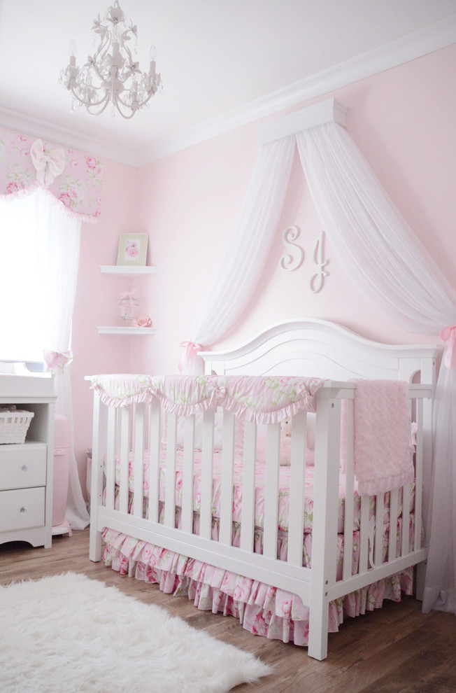 Идея дизайна: комната для малыша в стиле шебби-шик для девочки