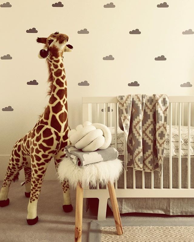 На фото: нейтральная комната для малыша в скандинавском стиле