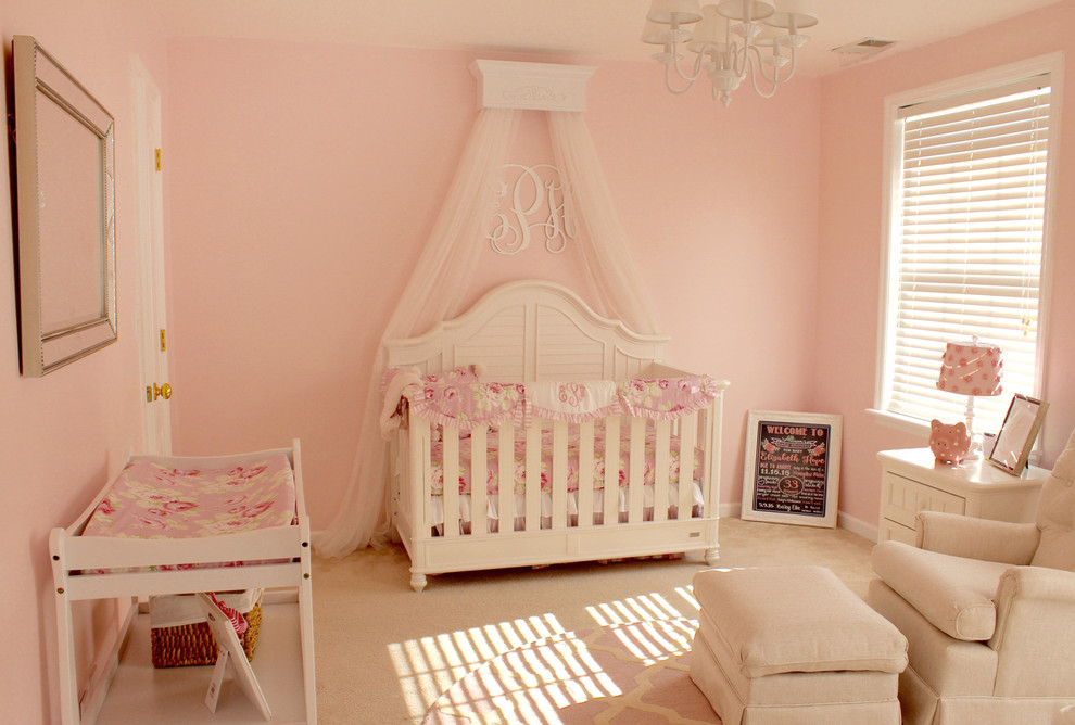 Inspiration för ett shabby chic-inspirerat babyrum, med rosa väggar, heltäckningsmatta och beiget golv