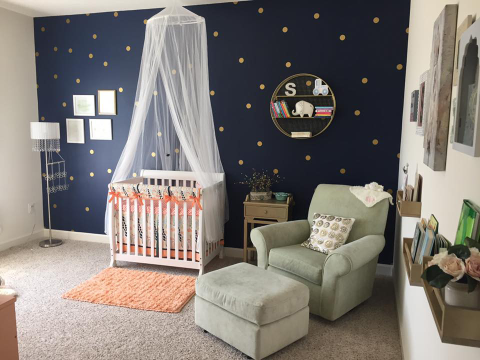 Свежая идея для дизайна: комната для малыша в стиле неоклассика (современная классика) для мальчика - отличное фото интерьера