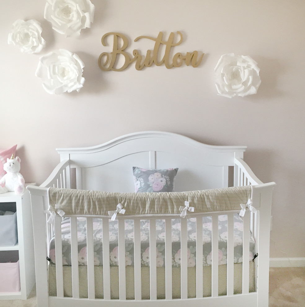 Idées déco pour une chambre de bébé fille classique.