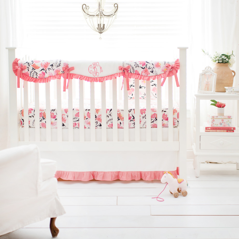 Свежая идея для дизайна: комната для малыша в классическом стиле для девочки - отличное фото интерьера