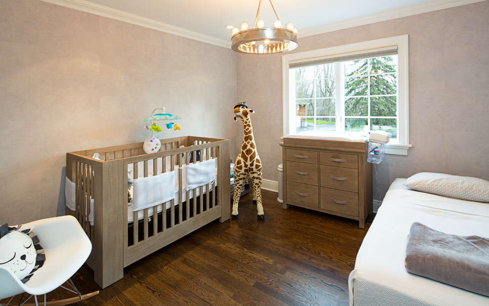Пример оригинального дизайна: нейтральная комната для малыша в стиле неоклассика (современная классика) с серыми стенами, темным паркетным полом и коричневым полом