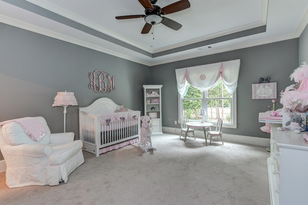 Modelo de habitación de bebé niña tradicional extra grande con paredes grises y moqueta