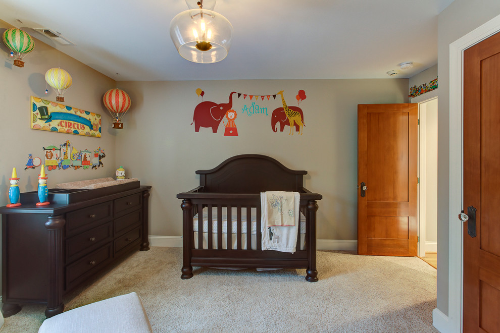 Ejemplo de habitación de bebé niño clásica de tamaño medio con paredes beige y moqueta