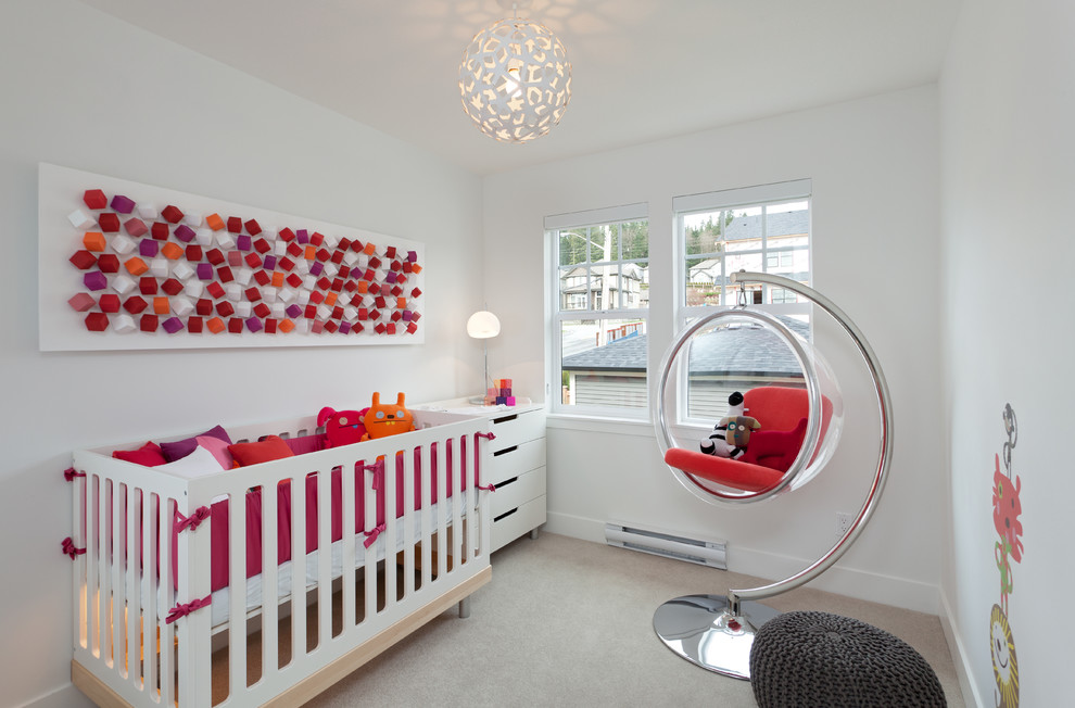 Стильный дизайн: нейтральная комната для малыша в современном стиле с белыми стенами, ковровым покрытием и серым полом - последний тренд