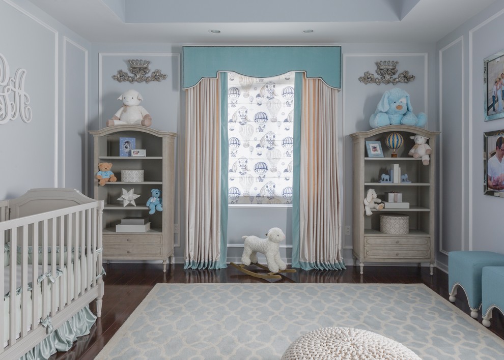 Idée de décoration pour une chambre de bébé garçon design de taille moyenne avec un mur bleu et parquet foncé.