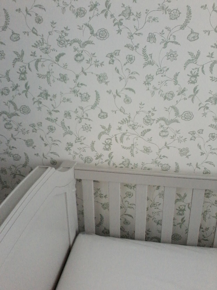 Immagine di una cameretta per neonata eclettica di medie dimensioni con pareti grigie, parquet scuro e pavimento marrone