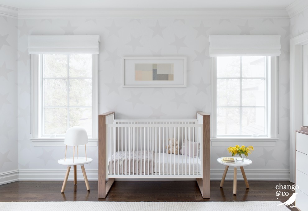 Свежая идея для дизайна: огромная нейтральная комната для малыша в стиле неоклассика (современная классика) с белыми стенами, темным паркетным полом и коричневым полом - отличное фото интерьера