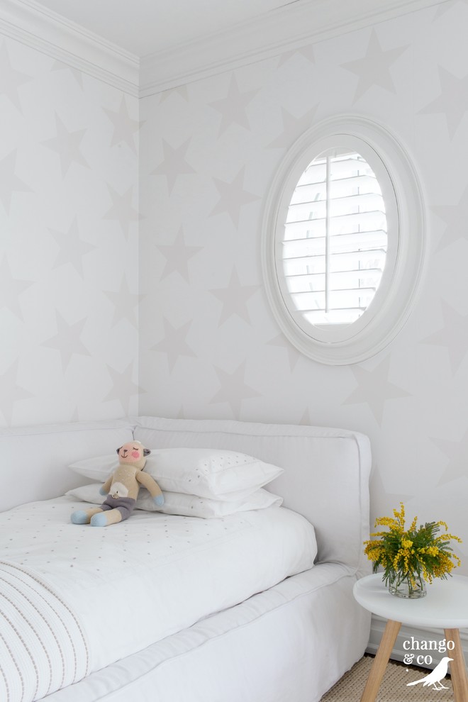 Aménagement d'une très grande chambre de bébé neutre classique avec un mur blanc, parquet foncé et un sol marron.