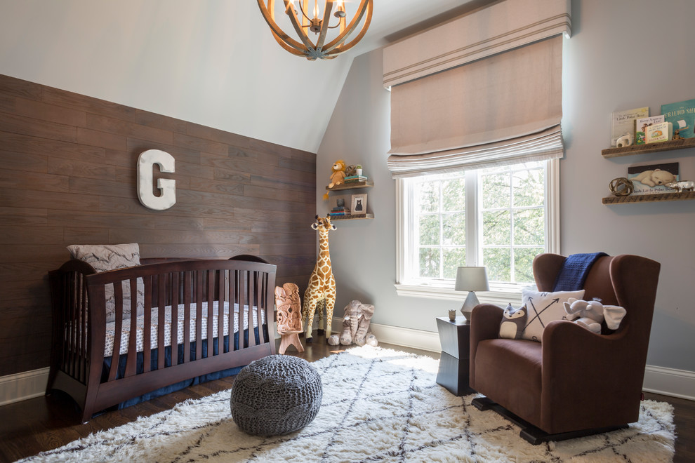 Imagen de habitación de bebé neutra clásica renovada con suelo de madera oscura