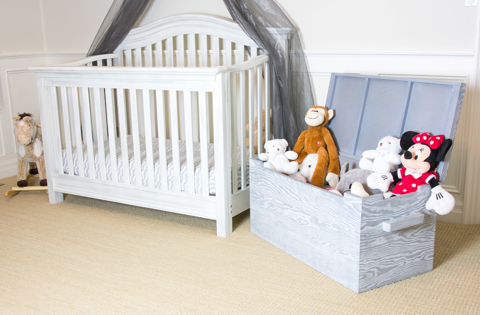 Стильный дизайн: маленькая нейтральная комната для малыша в стиле модернизм с белыми стенами, ковровым покрытием и бежевым полом для на участке и в саду - последний тренд