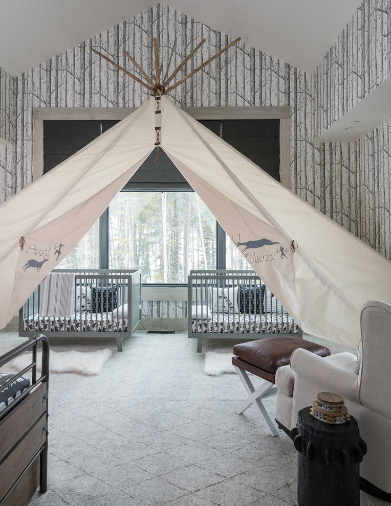 Идея дизайна: нейтральная комната для малыша в стиле рустика с разноцветными стенами, ковровым покрытием и серым полом