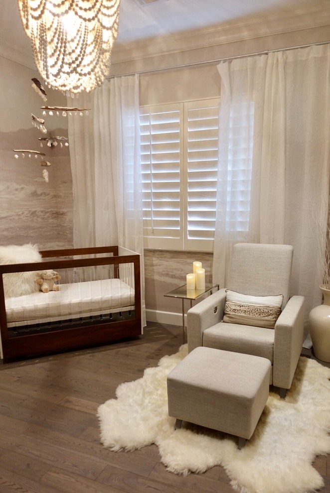 Cette image montre une chambre de bébé neutre design avec un mur gris, un sol en bois brun et un sol gris.