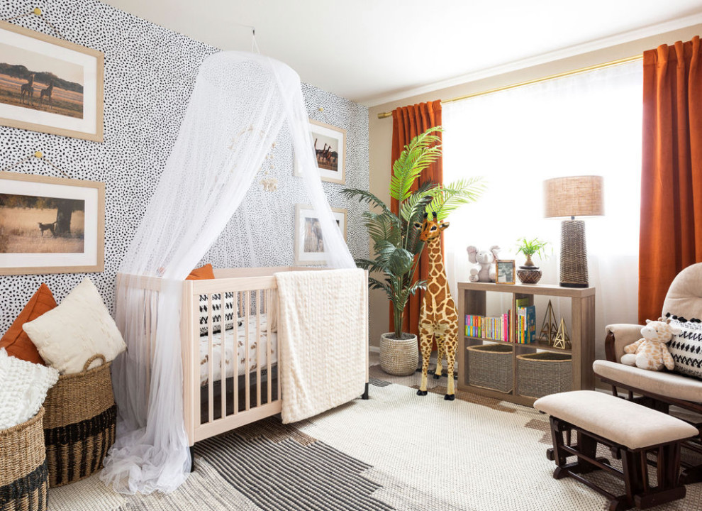 Cette image montre une petite chambre de bébé neutre design avec un mur multicolore, moquette, un sol multicolore et du papier peint.
