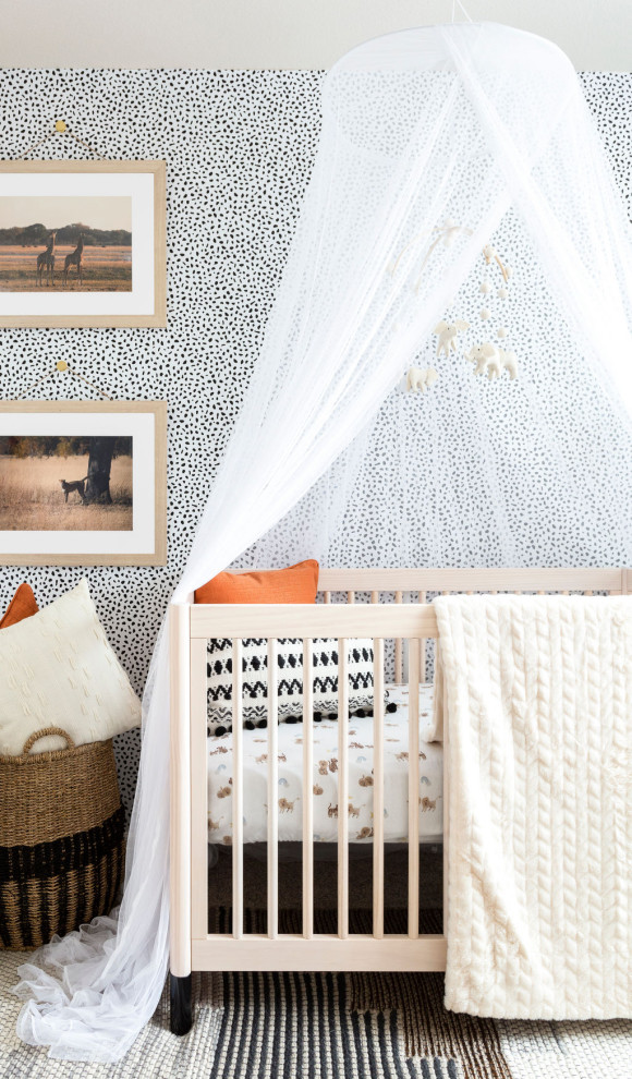 デンバーにあるお手頃価格の小さなコンテンポラリースタイルのおしゃれな赤ちゃん部屋 (マルチカラーの壁、カーペット敷き、男女兼用、マルチカラーの床) の写真
