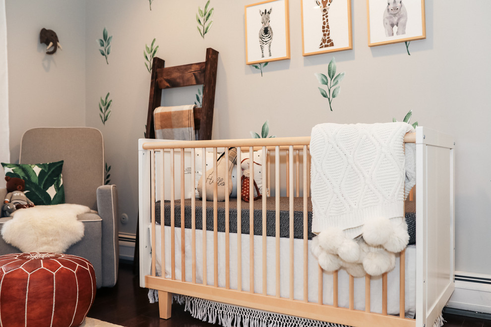 Inspiration pour une chambre de bébé neutre rustique de taille moyenne avec un mur gris, un sol en bois brun et un sol marron.