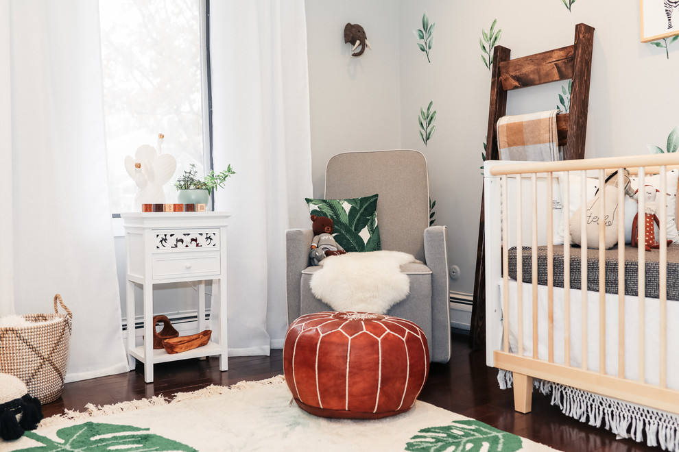 Источник вдохновения для домашнего уюта: нейтральная комната для малыша среднего размера в стиле кантри с серыми стенами, паркетным полом среднего тона и коричневым полом