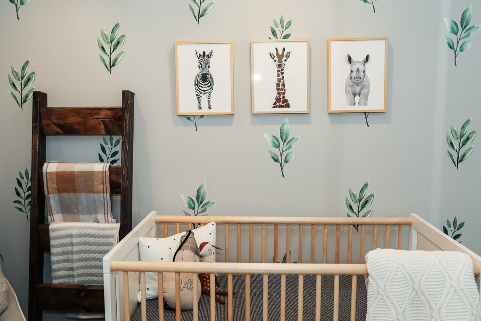 ニューヨークにあるお手頃価格の中くらいなカントリー風のおしゃれな赤ちゃん部屋 (グレーの壁、無垢フローリング、男女兼用、茶色い床) の写真